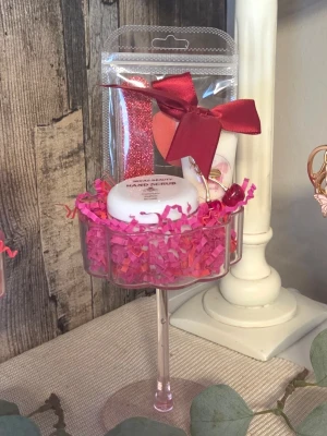 Fint SPA-KIT för händer & naglar – Helt nytt! - Unna dig själv eller en vän ett supersött hemmaspa-kit! Perfekt förpackat och fyllt med oöppnade skönhetsprodukter och fina accessoarer i rosa tema. Innehåll:• Ninas Beauty Hand Scrub & handkräm• Nagelfil & nagelbandspushare• Söt nyckelring (körsbär/fjäril) & nagelolja. Perfekt som present! 🌸