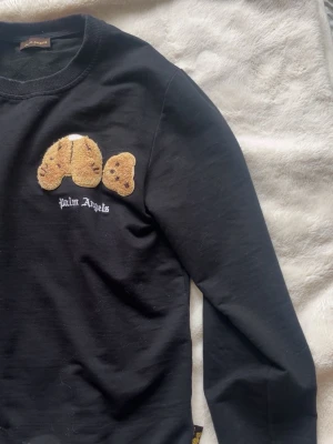 Svart Palm Angels sweatshirt med nalle - Svart sweatshirt från Palm Angels. Den är i väldigt bra skick