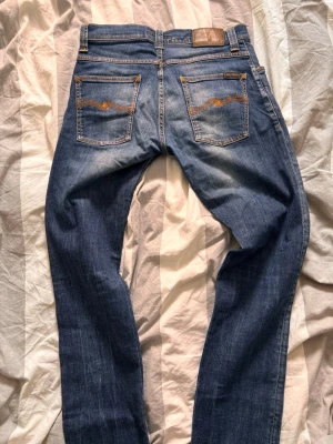 Nudie Jeans - Modellen är grim Tim i storlek W30L32