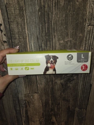 LED-halsband till hund – Storlek L - Säljer ett helt nytt LED-lampband / lysande hundhalsband i storlek L (ca 64–70 cm långt och 3,5 cm brett). Perfekt för att hunden ska synas ordentligt under mörka kvällspromenader i höst och vinter! Ny i förpackning. Laddningsbart batteri (USB-C-anslutning), slitstarkt material och bra synlighet i mörker. Storlek: L (passar större hundraser, se mått på bilden).Hämtas i Göteborg eller skickas spårbart via appen. Hör av dig vid frågor! 