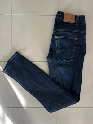 Nudie Jeans - Brutalt feta Nudie Jeans i otroligt gott skick! Sofistikerade Jeans som är oerhört fräscha samt besitter en mycket god passform. Högst Exlusiva Jeans! Längd - 107 cm och Bredd - 40 cm. 