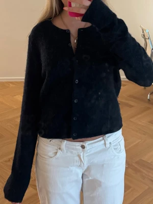 Mörkblå kofta - Säljer en fin mörkblå kofta med rund halsringning och knäppning framtill. Gina Tricots Premium Quality. Storlek M men sitter som en S/M💙