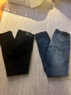 Två par Jack and jones jeans - Säljer ett par blåa och ett par svarta jack and jones jeans. Båda är i modellen Slim glenn och i samma storlek W28/L30. Ett par för 400 eller båda för 600kr. Hör av dig vid funderingar!🙌