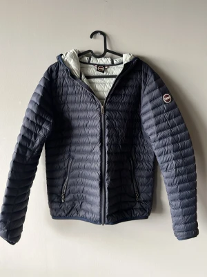 Colmar dunjacka  - Säljer min mörkblå colmar dunjacka  i storlek xs. Den har colmar märket på vänster arm som ni ser på bilderna. väldigt fint skick på den funkar perfekt till hösten och våren. Tveka inte på o fråga om de är något ni undrar!