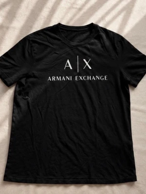 Armani Exchange tshirt - En fin Armani Exchange t shirt. Den är i mycket bra skick. Nypris 700kr.
