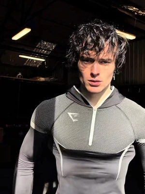 Gymshark OnyxV5 vit - Helt ny och oanvänd Gymshark Onyx 5.0 Seamless Hoodie i vit, storlek M – Muscle Fit. Exklusiv och limiterad Onyx 5.0-modell med kraftig seamless-konstruktion och tight, skulpterande passform som framhäver fysiken. Utvecklad för träning med stretchigt premiumtyg och hög komfort. Fortfarande helt ny i originalförpackningen.