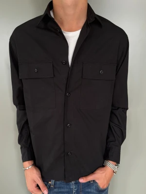 Svart Overshirt - Strl - S | Skick - 9/10 | Nypris - ca 1200kr | Lapp av därav vet ej märke | Vid minsta lilla fundering är det bara att höra av sig!