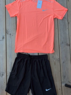 Nike Miller set  - Nike Miller set orange helt ny passar storlek medium och fraktar samma dag vid köp kan även gå ner i pris 