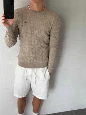Beige morris tröja - Beige kabelstickad tröja ifån morris i mycket bra skick i storlek M