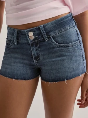 Lågmidjade Shorts - Säljer ett par snygga lågmidjade jeansshorts med detaljer på fickorna. Aldrig använda, i nyskick Original pris 499 Katt finns i hemmet