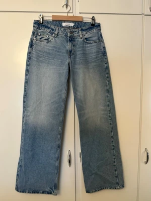 Blå raka jeans  - Säljer ett par ljusblå loose low jeans från Junkyard i storlek XS. Aldrig använda och i nyskick. Köpte dom för 699kr. Katt finns i hemmet