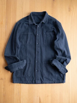Navy Chore Jacker, size L - Stilren mörkblå overshirt i bomull med fyra stora utanpåliggande fickor framtill och knäppning hela vägen. Klassisk krage och raka ärmar som kan vikas upp för en avslappnad look. Perfekt lager på lager-plagg för en trendig och enkel stil.
