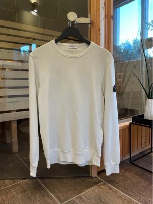 Stone Island Sweatshirt - Hej, jag säljer min stone Island tröja i storleken 14 år/170cm men passar S, jag är ca 180 cm lång och väger ca 70 Kg och den passar mig. Den är i mycket fin skick! Hör av er om ni har några frågor. Pris kan även diskuteras!