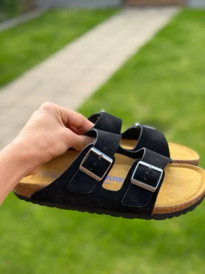 Birkenstock Arizona - Birkenstock Arizona soft footbed i storlek 41. Tofflorna är perfekt nu inför hösten och passar med nästintill allt. Nyskick och fräscha, säljer pga felstorlek. Skickar samma dag som den köps.