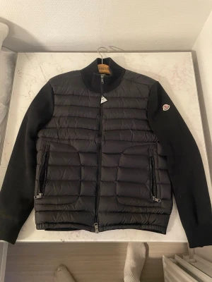 Svart pufferjacka från Moncler - Snygg svart pufferjacka från Moncler, jackan är i nyskick, endast Testad! Finns inga fel, eller något med den! Hör av er via intresse för exempel fler bilder eller frågor 