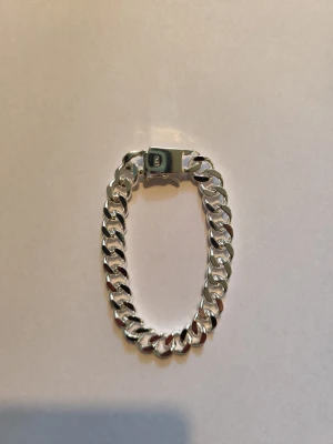 ROBUST PANSAR SILVER ARMBAND I 925 STERLING SILVER – 20 CM LÅNG OCH 10 MM BRED - Säljer lite gott & blandat från min smyckessamling från årens lopp, för andra ting i livet:-).                                                                             -Vacker tidlöst silverarmband,/ länk. MER INFO: ROBUST PANSAR SILVER ARMBAND  Sterling silver 925. Längd inklusive kistlås: ca 20 cm. Bred: ca 10 mm.Vikt: ca hela 26 g