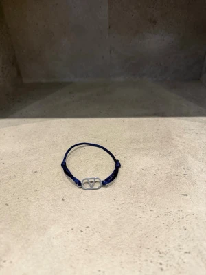 Valentino armband! - Sprillans nytt armband! Otroligt snygg och hållbar investering! Vid minsta fundering kontakta mig✔️🌟