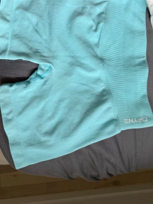 Dfyne shorts - Säljer ett par träningstights-shorts från DFYNE.  Shortsen är tillverkade i ett stretchigt syntetmaterial som sitter tight och bekvämt. Perfekta för gymmet eller andra träningspass! Använda men fint skick. Jättesköna