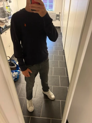 Mörkblå tröja f - Säljer en mörkblå tröja från Ralph Lauren som passar M/S. 