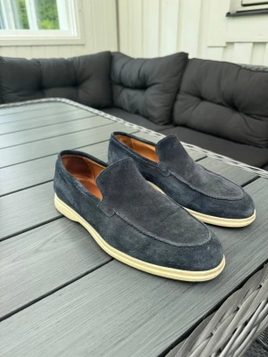 Manovie Toscana loafers - Tja säljer ett par riktigt sköna mocka loafers från Manovie Toscana i navy blå, gjorda i Toscana. Modellen heter Vera Gomma. Storlek 42. Inga deffekter förutom vänster innersula där lite av lädret släppt. 