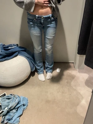 MissMe jeans  - Säljer ett par supersnygga MissMe jeans i storlek 25! Säljer då dom inte passar mig längre. Nypris:1200💞
