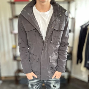 Field jacket - Mycket fint skick, inga defekter. Passar dig som är 180-190cm ungefär. Grågrön färg. Modellen är 185 cm, 75 kg. Alltid billigare pris vid köp av flera varor‼️🙌Svarar alltid på frågor eller funderingar! 