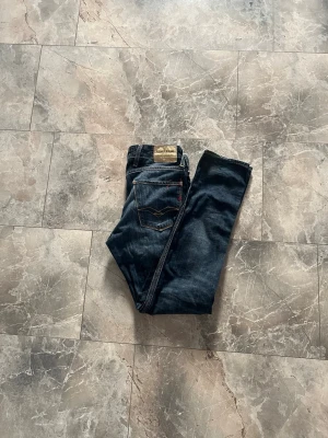 Replay jeans  - Snygga Replay  jeans med raka ben och kontrastsömmar. Jeansen har klassiska fem fickor och en patch bak i midjan. Materialet är denim i bomull och passformen är normal. Perfekta för en avslappnad och trendig look.