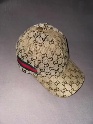 GG keps - Väldigt snygg keps med GG mönster. En snygg keps för dig som vill sticka ut!