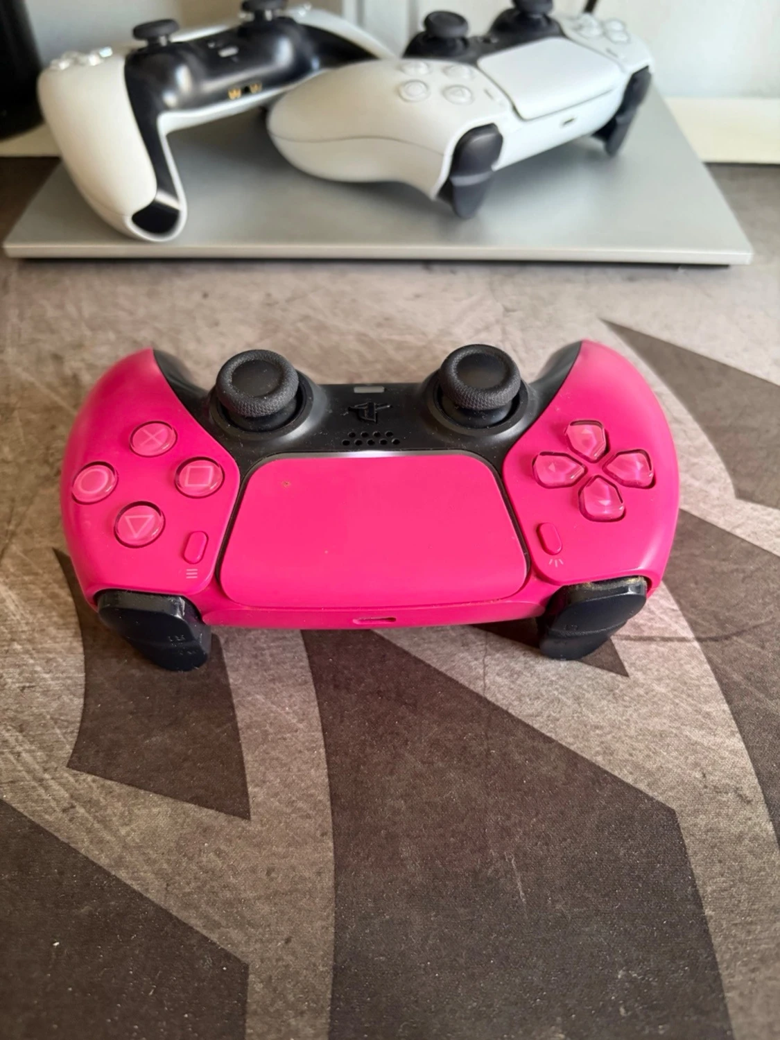 Rosa och svart PS5 DualSense handkontroll - 1