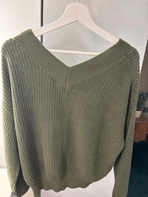 Grön höst tröja  - Stickad höst tröja från AMISU storlek L. Kan användas som en off the shoulder tröja. Perfekt nu till hösten! Lägg gärna prisbud