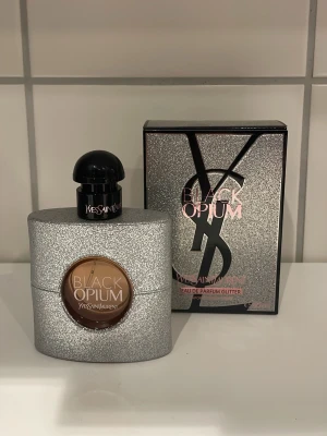 YSL Black Opium Glitter 50ml - Öppnad men kartong finns kvar, sprayad fåtal gånger men i princip ny. 
