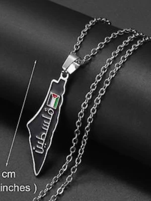 Palestina flagga karta Halsband med Palestina-hänge - Snyggt halsband med ett hänge i form av Palestina, dekorerat med flaggan och arabisk text. Kedjan är silverfärgad och länkarna är medelgrova. Hänget har en unik form och detaljerad design som sticker ut.