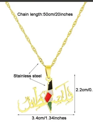 Palestina flagga karta Guldhalsband med arabisk text - Unikt halsband i guldtonat rostfritt stål med arabisk text och hängsmycke i form av Palestina med färgerna svart, rött, vitt och grönt. Kedjan är tvinnad och ca 50 cm lång. Perfekt för dig som vill ha något personligt och färgstarkt.