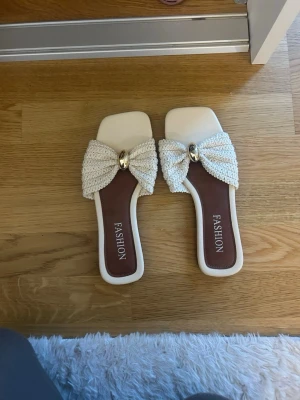 Skor  - Jättesöta sandaler som knappt är använda!