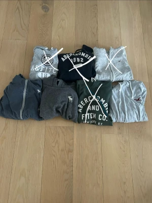 Bulk A&F och hollister - Bulk på riktigt snygga vintage tröjor från A&F och hollister, dem med vita kryss är redan sålda. Alla är i str L, de kan köpas i styck men är billigast i bulk, pris kan diskuteras 