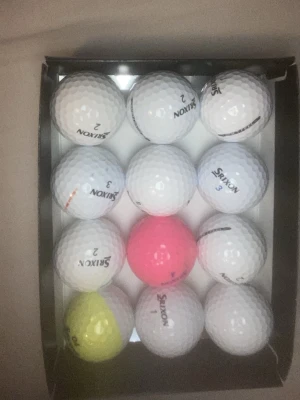Golfbollar Srixon - Säljer ett set med 12 golfbollar från Srixon det är bland annat några av deras bästa boll soft feel men även specialbollar som den med halva gul och andra vit.