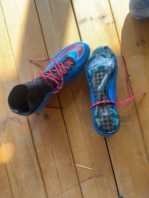 Nike Mercurial Superfly ACC/elite/Fg - Säljer ett par  Nike Mercurial Superfly ACC i storlek 41-44. Skorna är i bra begagnat skick med mycket grepp kvar i dobbarna. Lätta och bekväma fotbollsskor med utmärkt bollkänsla, perfekta för spel på naturgräs.  * Storlek: EU 41-44 * Modell: Nike Mercurial Vapor IX FG ACC * Färg: Blå/Röd * Skick: Bra begagnat skick * FG-dobbar (för naturgräs)  Säljs eftersom de inte längre används.  Nypris: ca 2 300 kr Mitt pris: 1 299 kr (kan diskuteras vid snabb affär) storleken är 41-44