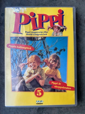 Pippi Långstrump TV serien del 5 DVD - DVD med Pippi Långstrump. Innehåller avsnitten "Pippis ballongfärd" och "Pippi är skeppsbruten". Speltid: 56 minuter. Produktionsår: 1969.  Finns på språk: Svenska, Danska, Norska, Finska   OBS!! skivorna är begagnade så det kan förekomma repor/hairlines på skivorna, men då jag kollar igenom alla filmer jag säljer garanterar jag att alla funkar felfritt om inget annat står! :)