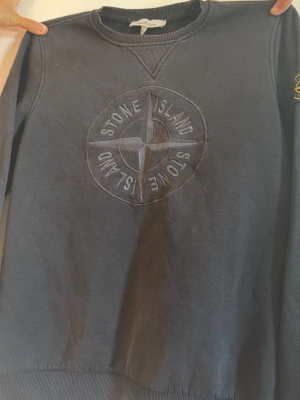 Mörkgrå sweatshirt från Stone Island och olika andra märkes kläder - 2-3 olika märkes kläder med bra matrieal  och få användning