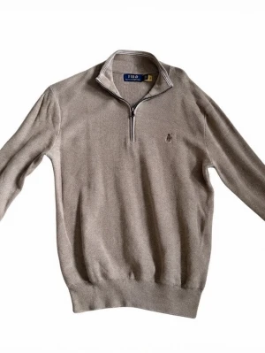 Polo Ralph Lauren Half Zip - Säljer denna fetta Polo Raulph Lauren half zipen pga att jag ej använder den längre och den har knappast varit använd. Storleken är S men passar även personer med M. Hör av dig vid funderingar!