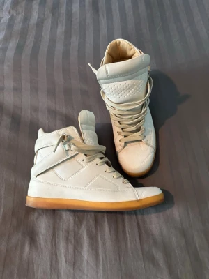 Maison margiela x hm hightop sneaker 2012 - Tja säljer ett par Maison margiela x hm collab sneakers. Storlek 41 och bra skick.
