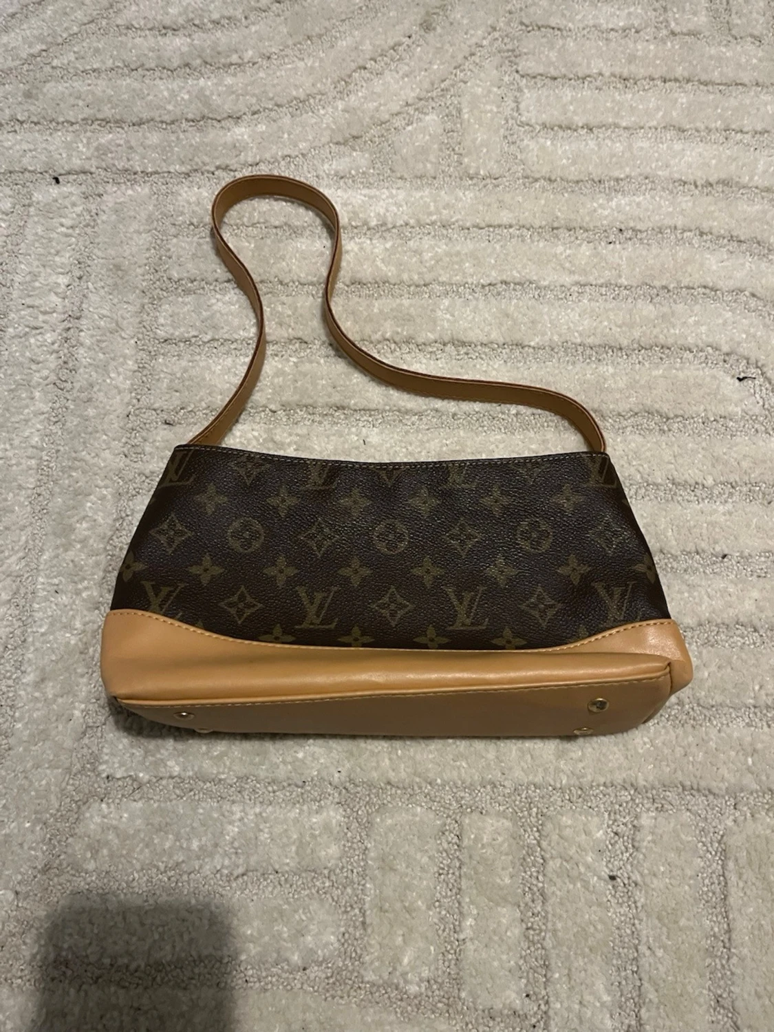 Brun monogram axelremsväska - 1