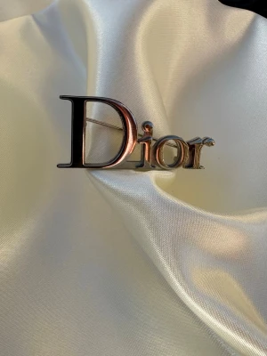 Dior brosch - Klassisk fin Dior brosch i silver i mycket gott skick✨