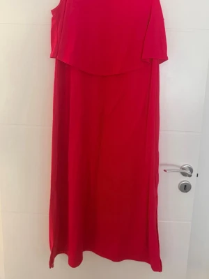 Lång rosa klänning från esmara - 🌸💗 Lång rosa klänning från esmara 💗🌸  Vacker och feminin rosa klänning från esmara ✨ Den har en karakteristisk modell med ett överlappande lager upptill som ger en elegant och unik look 🌷  🌸 Skick: mycket fint — använd max 3 gånger 🤍  📏 Mått: • bredd: 108 cm (kan töjas till ca 120 cm) • längd: 122 cm  📌 Storlek: L 44/46 