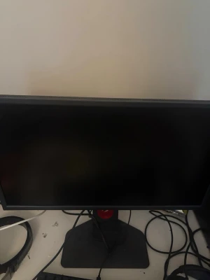Svart datorskärm från BenqZowie - Säljer en svart datorskärm från BenqZowie med stilren design och stabilt stativ. Skärmen har en matt finish och tydlig Zowie-logga på baksidan. Perfekt för gaming eller arbete och enkel att justera i höjdled.  240hz