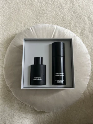 Tom Ford Ombre Leather - Giftbox med Tom Ford Ombre Leather 100ml eau de parfym som är helt oanvänd samt 150ml all body spray som är använd o har ca 100ml kvar. Nypris 2000kr 