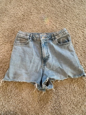 Jeansshorts från Lindex - Storlek 158. Bra skick, priset kan diskuteras