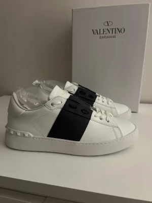Vita Valentinos(box och påse ingår) - Vita valentinos med mörkblåa linjer.