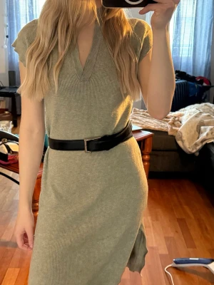 Stickad klänning - Stickad klänning från b.young.  Oanvänd stickad klänning från b.young, modell BYNASTA DRESS.Storlek S. Mjuk ribbstickad kvalitet i fin ljusgrön nyans.  Nypris ca 699 kr. Storlek S.    53 % viskos, 25 % polyester, 22 % nylon.