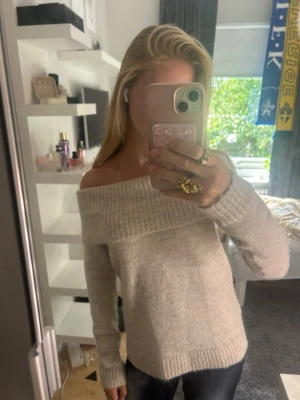 Beige off shoulder stickad tröja - Säljer en snygg beige stickad tröja med bred ribbad off shoulder-krage, använd 2/3 gånger❣️